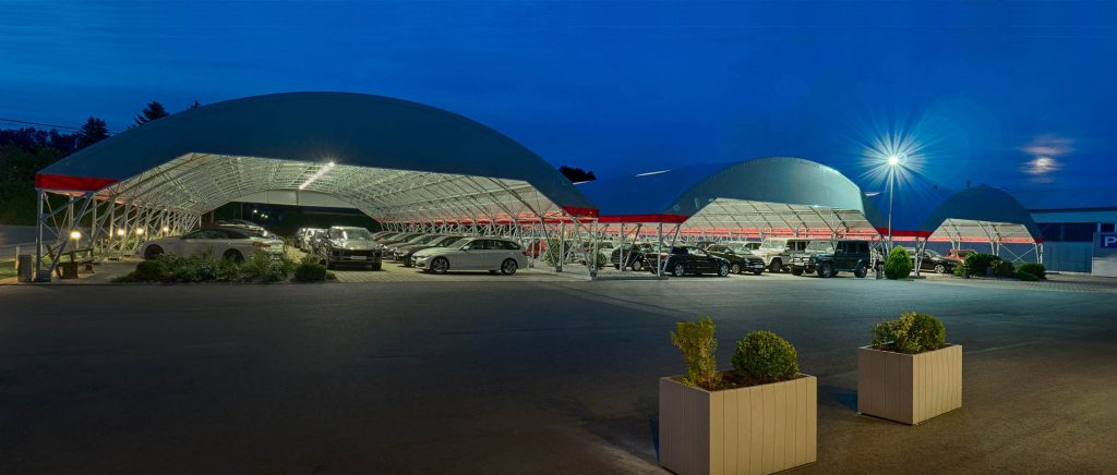 Parkplatzüberdachungen für Autohändler