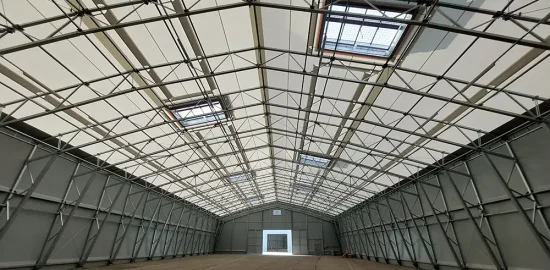 Pogled v notranjost skladiščne šotorske hale