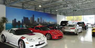 Autohaus zur Präsentation von Luxusfahrzeugen