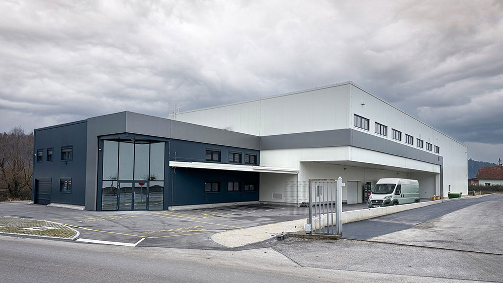 Mehrzweck-Firmenhalle mit Verkaufs- und Produktionsbereich