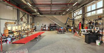 Werkstattbereich innerhalb einer multifunktionalen Stahl-Firmenhalle