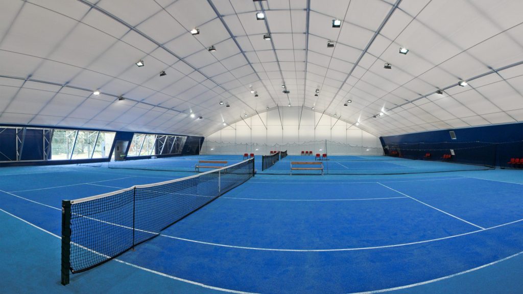 Blick in eine Zelt-Tennishalle mit drei Spielfeldern