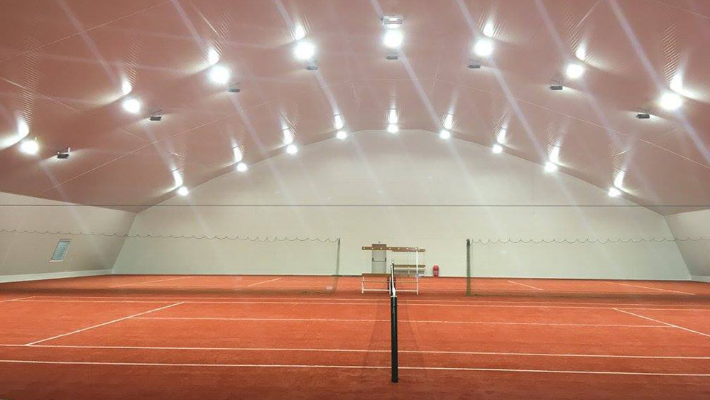 Blick in das Innere einer isolierten Tennishalle mit Paneelen