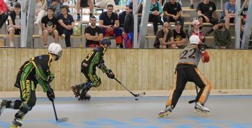 Rollschuhlaufen in einer Sporthalle