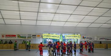 Hockey in einer Sporthalle