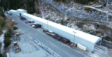 Skladiščne šotorske hale Schwarzmann za proizvodnjo betonskih elementov za predor Gotthard