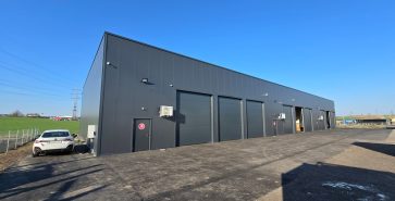 Lagerhalle X® Simark mit mehreren Sektionaltoren für effiziente Logistik