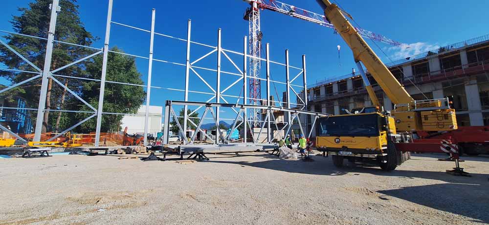 Montage der ersten Stützen der Hangarkonstruktion
