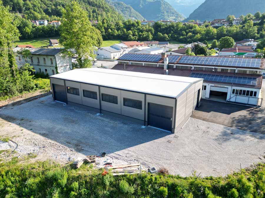 Alt text: Stahlhalle – Servicewerkstatt Autocenter Stavanja