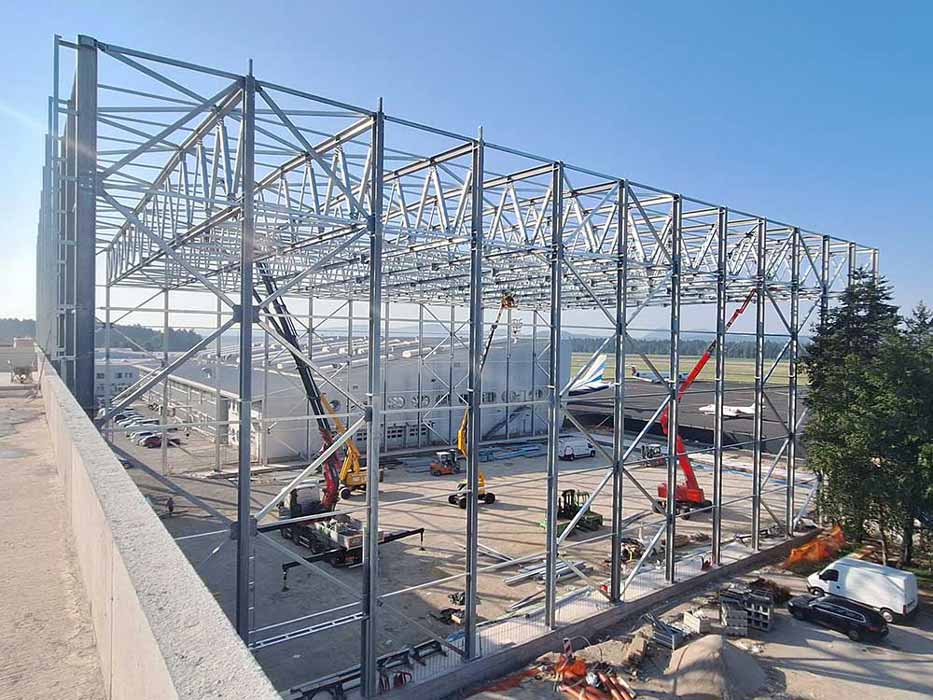 Montage der Stahlkonstruktion des Solinair-Flugzeugwartungshangars.