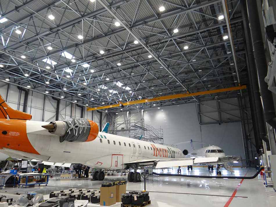 Flugzeuge im Solinair-Flugzeugwartungshangar.