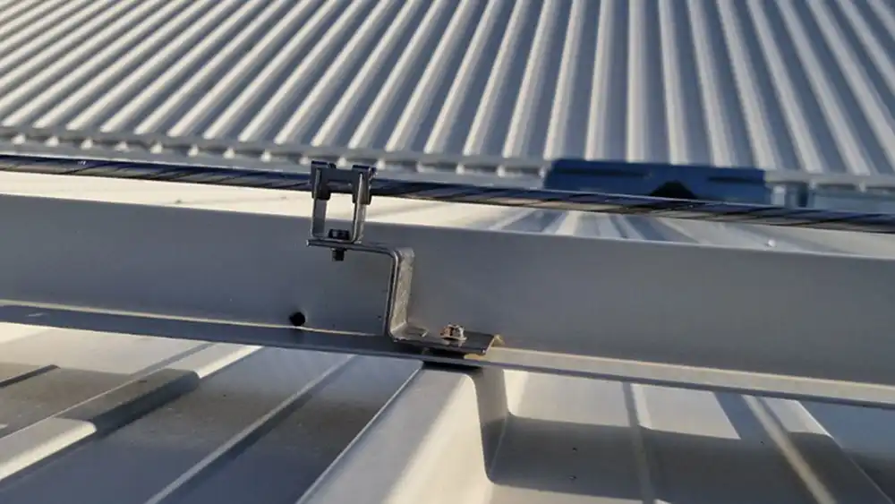 Mounting the lightning conductor on the roof of a steel hall