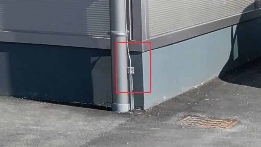 Lightning conductor along the gutter of a steel hall connected to reinforcing steel for grounding.