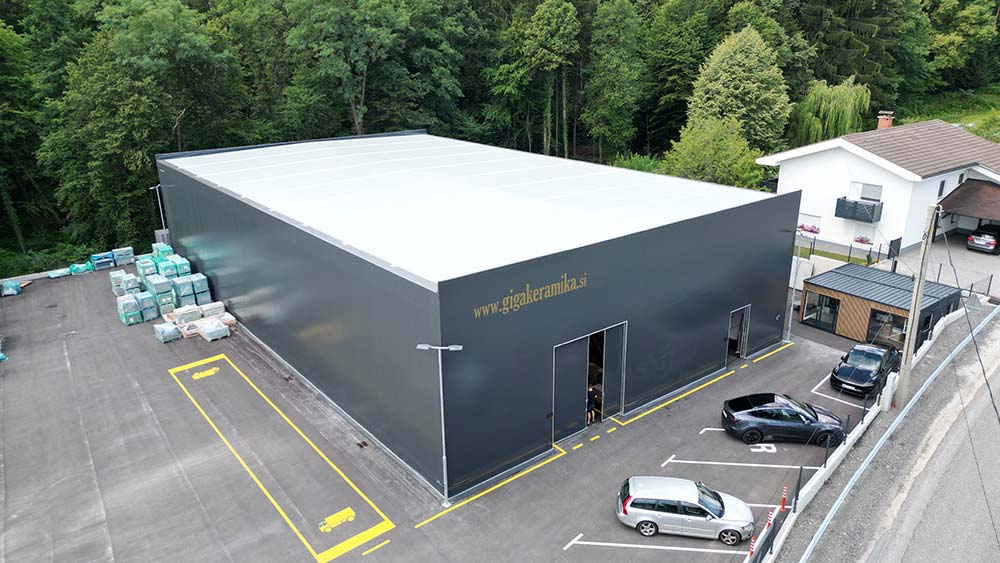 Šotorska hala Schwarzmann X za Gigakeramiko Žunko, postavljena na asfaltni površini