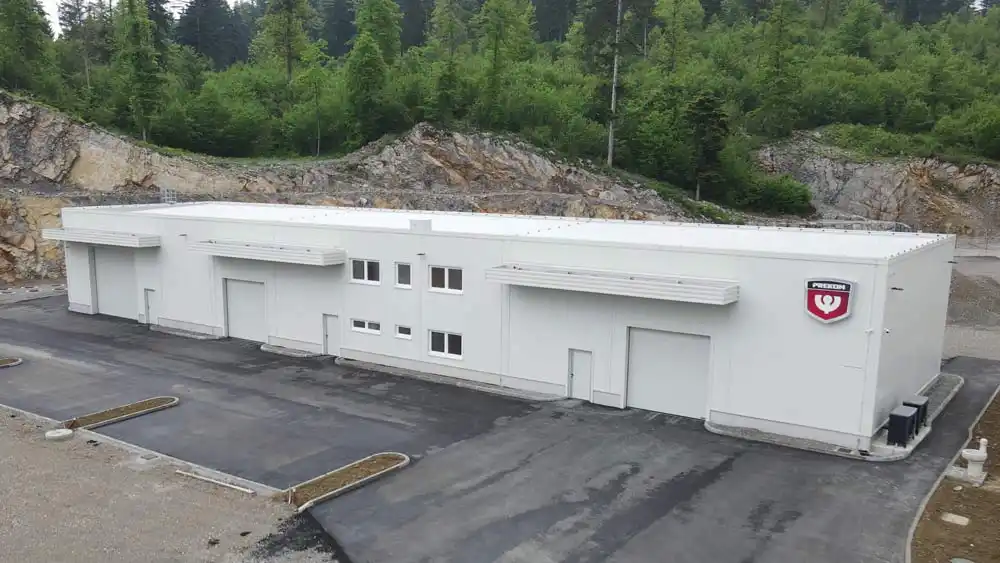 Insulated warehouse with a parapet wall